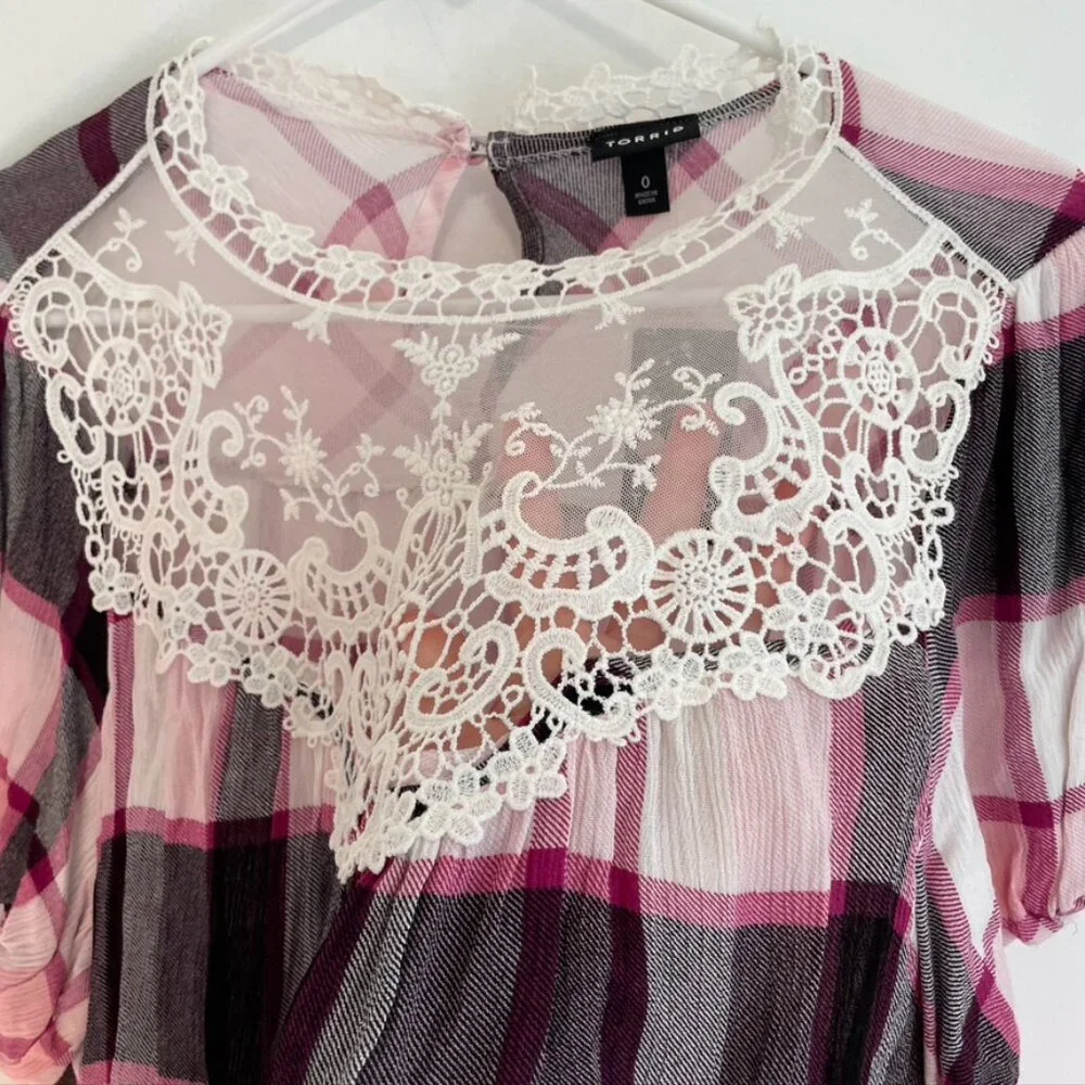 NEW NWT TORRID sz 0 Plus Size Crinkle Gauze Crochet Detail Top Pink Berry Plaid